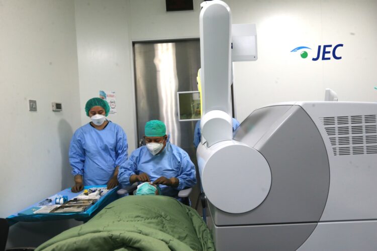 Tim dokter bedah mata RS Mata JEC @ Kedoya sedang menjalankan tindakan bedah laser refraktif terhadap seorang pasien menggunakan teknologi ReLEx SMILE PRO di Rumah Sakit Mata JEC @ Kedoya, Jakarta (3/12/2022). ReLEx SMILE PRO berupa teknologi bedah refrak